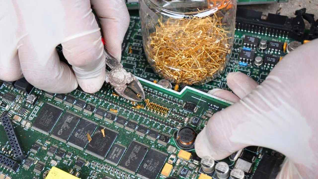 استخراج طلا از پین های جداسازی شده از قطعات الکترونیکی